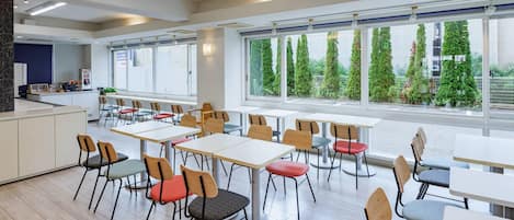 Daily buffet breakfast (JPY 1100 per person)