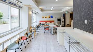 Daily buffet breakfast (JPY 1100 per person)