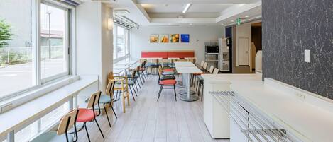 Daily buffet breakfast (JPY 1100 per person)