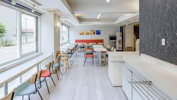 Café da manhã com buffet todos os dias (JPY 990 por pessoa)