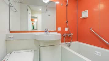 Ensemble baignoire-douche, articles de toilette (gratuits)