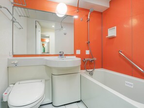 Kombinasi shower/bathtub dan perlengkapan mandi gratis