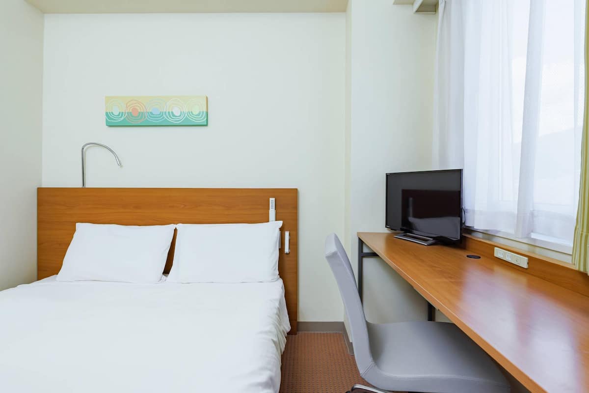 standard room, 1 double bed, non smoking | down duvets, desk, laptop workspace, blackout curtains