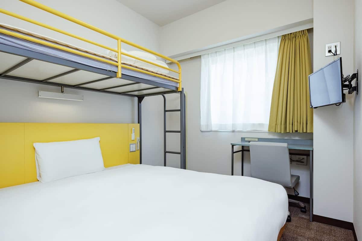 Standard Room, Berbilang Katil, Non Smoking (1 Double Bed + 1 Loft Bed) | Gebar bulu kapas, meja, ruang kerja komputer riba