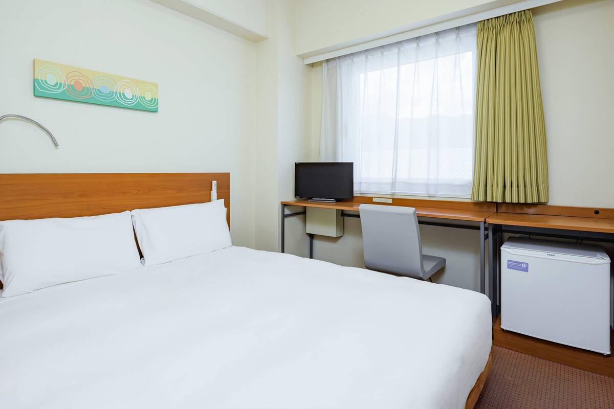 Standard Room, 1 Double Bed, Non Smoking | Down comforters, desk, laptop workspace, blackout drapes