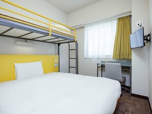 Habitación estándar, varias camas, no fumadores (1 Double Bed + 1 Loft Bed) | Edredones de plumas, escritorio, espacio para trabajar con un portátil