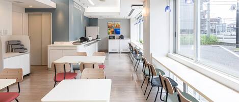 Se ofrece un desayuno bufé (1100 JPY por persona)