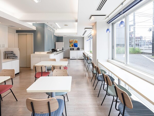 Daily buffet breakfast (JPY 1100 per person)