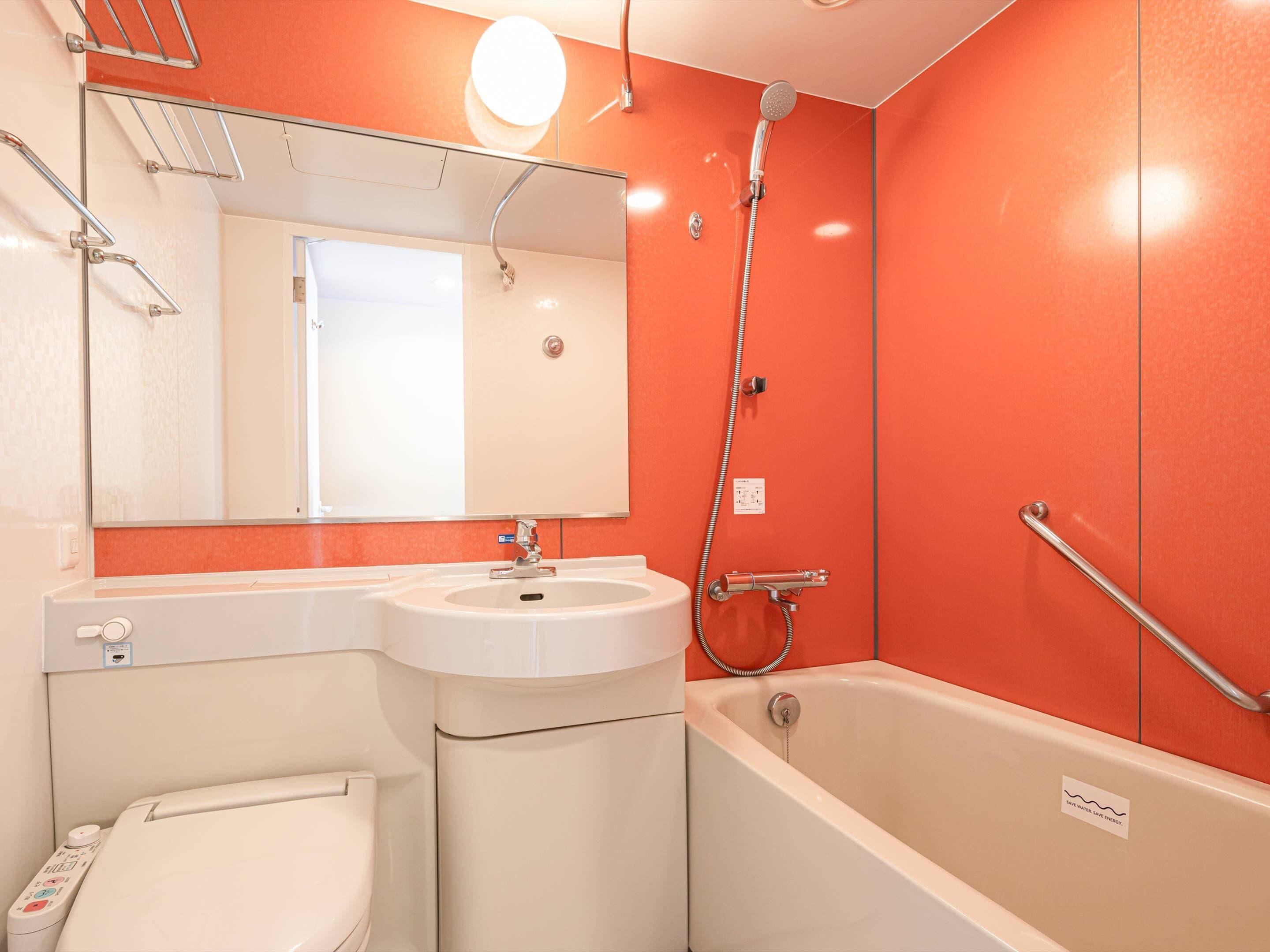 Badkar/dusch, gratis toalettartiklar, hårtork och tofflor