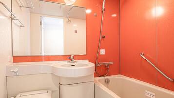 Badkar/dusch, gratis toalettartiklar, hårtork och tofflor