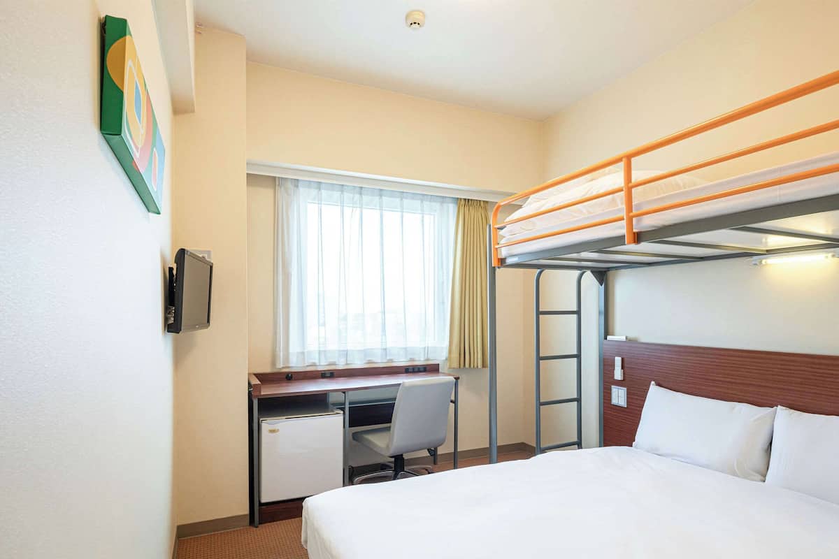 Standardrum - flera sängar - icke-rökare (1 Double Bed and 1 Loft Bed) | Duntäcken, skrivbord, arbetsyta för laptop och mörkläggningsgardiner