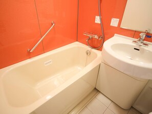 Bañera con ducha, artículos de tocador gratuitos, secador de pelo