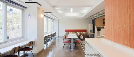 Daily buffet breakfast (JPY 1100 per person)