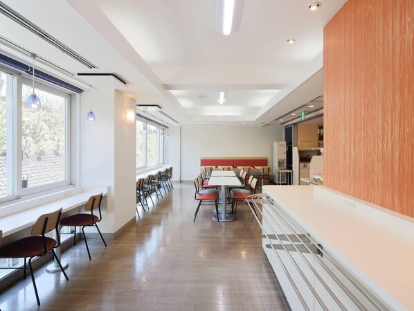 Daily buffet breakfast (JPY 1100 per person)