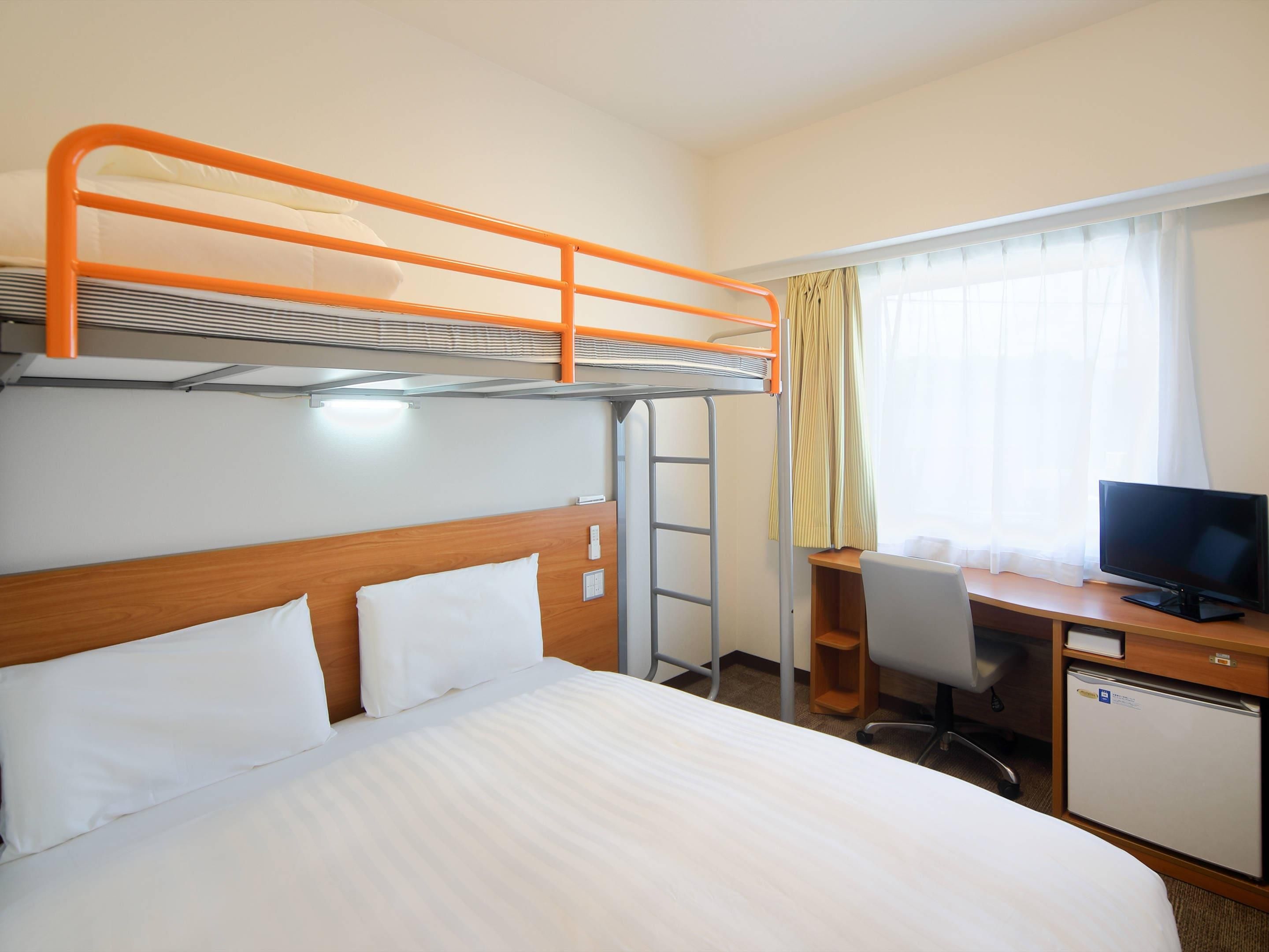 Habitación estándar, varias camas, no fumadores (1 Double Bed + 1 Loft Bed) | Edredones de plumas, escritorio, espacio para trabajar con un portátil