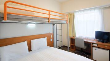 Habitación estándar, varias camas, no fumadores (1 Double Bed + 1 Loft Bed) | Edredones de plumas, escritorio, espacio para trabajar con un portátil