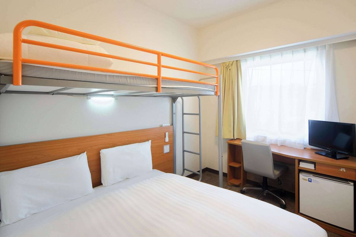 standard room, 1 double bed + 1 loft bed, non-smoking | down duvets, desk, laptop workspace, blackout curtains