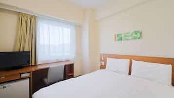 Cubrecamas, escritorio y espacio para trabajar con laptop