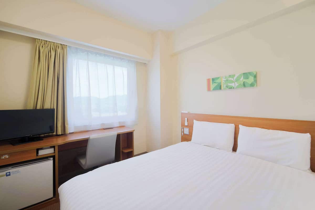 standard room, 1 double bed, non smoking | down duvets, desk, laptop workspace, blackout curtains