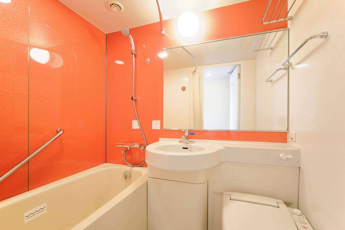 combined shower/bathtub, free toiletries, hair dryer, slippers