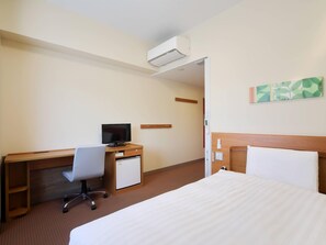Down comforters, desk, laptop workspace, blackout drapes - Comfort Inn Munakata (Munakata)