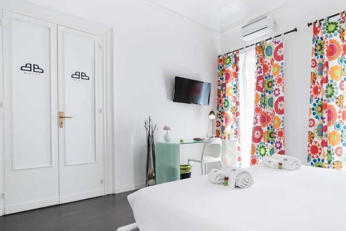 Dobbeltrom – basic, privat bad (External - Room 3) | Sengetøy av topp kvalitet, dundyner, memory foam-senger og minibar