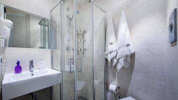 Douche, articles de toilette gratuits, sĂšche-cheveux