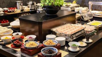 Daily buffet breakfast (JPY 1400 per person)