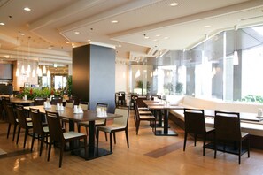 2 restaurantes, se sirven desayunos, comidas, cenas y cocina japonesa