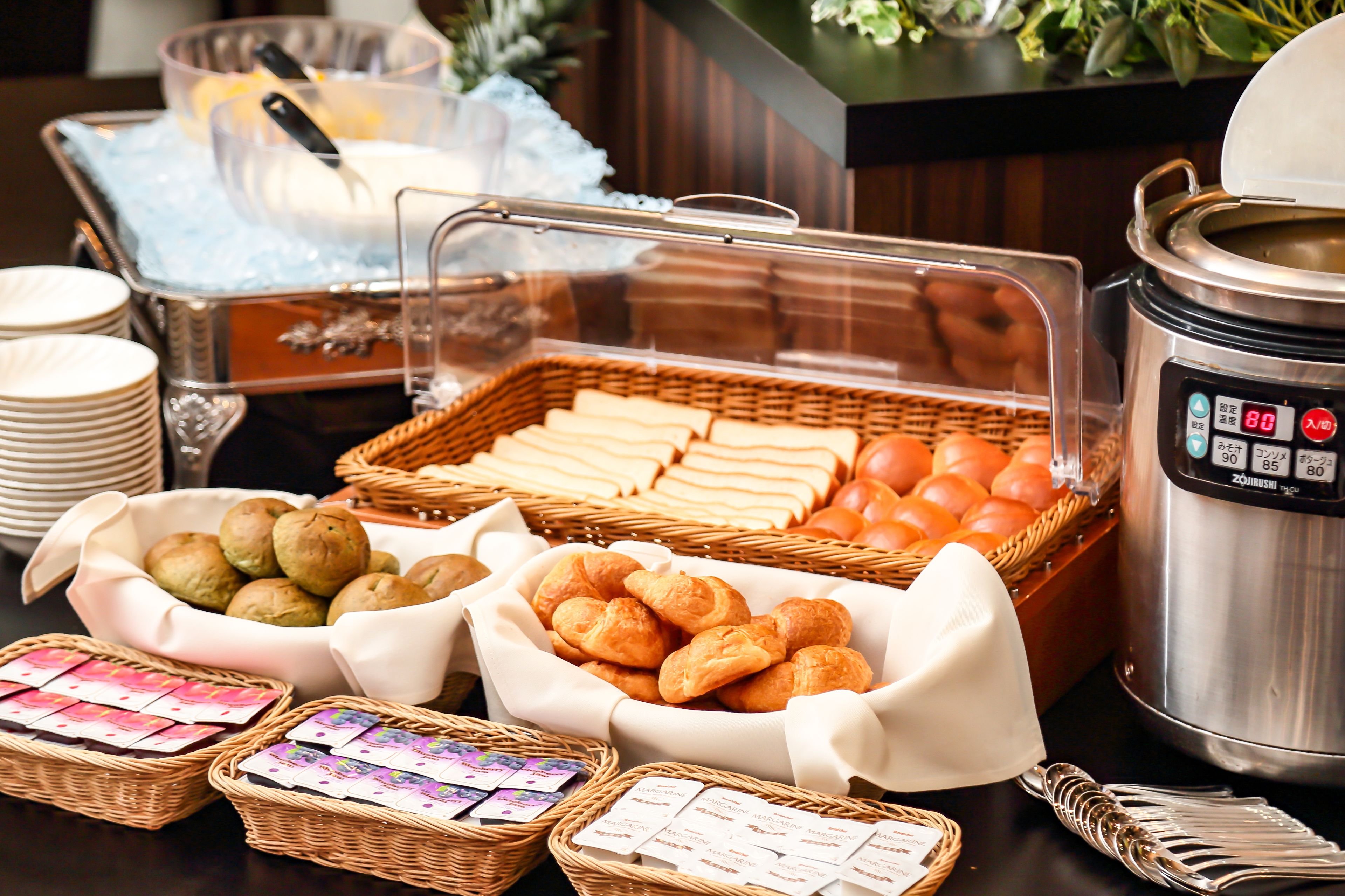daily buffet breakfast (jpy 1400 per person)