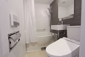 Kostenlose Toilettenartikel, Haartrockner, Bademäntel, Hausschuhe