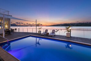 Outdoor pool, pool umbrellas, pool loungers - Chantillys on the Bay (Port Vila)