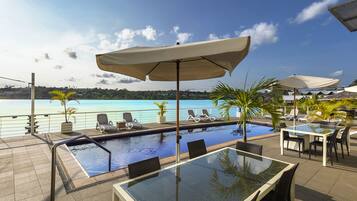 AuĂenpool, Sonnenschirme, LiegestĂŒhle