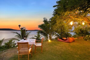 Breakfast, lunch, dinner served; beach views - The Havannah Vanuatu - Exclusively for adults (Samoa Point)