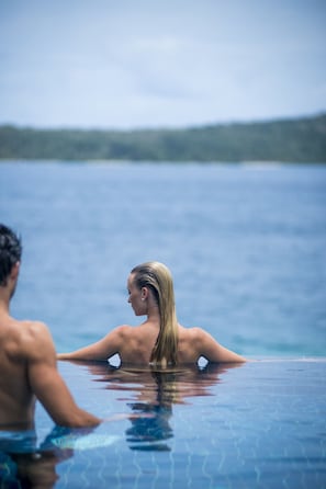 Utomhuspool, gratis cabanor och solstolar