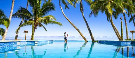 AuĂenpool, Sonnenschirme, LiegestĂŒhle