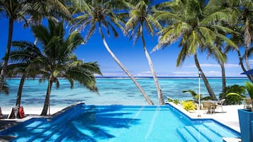 Piscine extérieure, parasols de plage, chaises longues