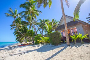 Private beach, white sand, sun loungers, beach towels - Little Polynesian Resort (Rarotonga)