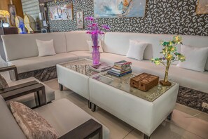 Coin salon dans le hall