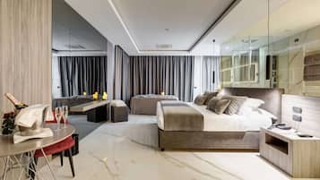 Suite, 1 letto king, balcone (Living Room) | 8 camere, una cassaforte in camera, una scrivania, tende oscuranti