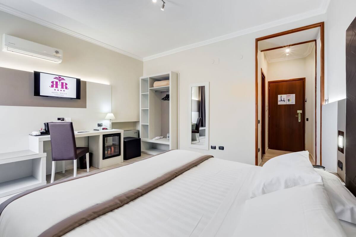 8 bedrooms, minibar, in-room safe, desk