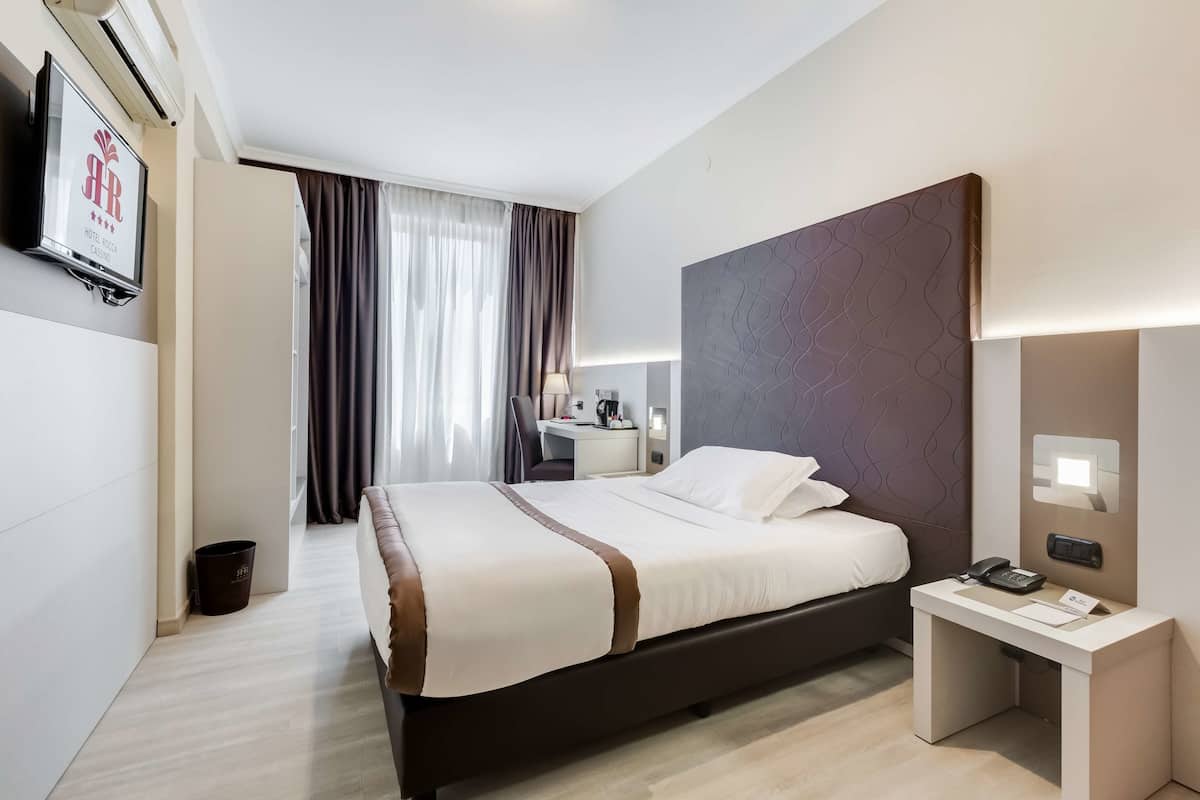 8 slaapkamers, een kluis op de kamer, een bureau