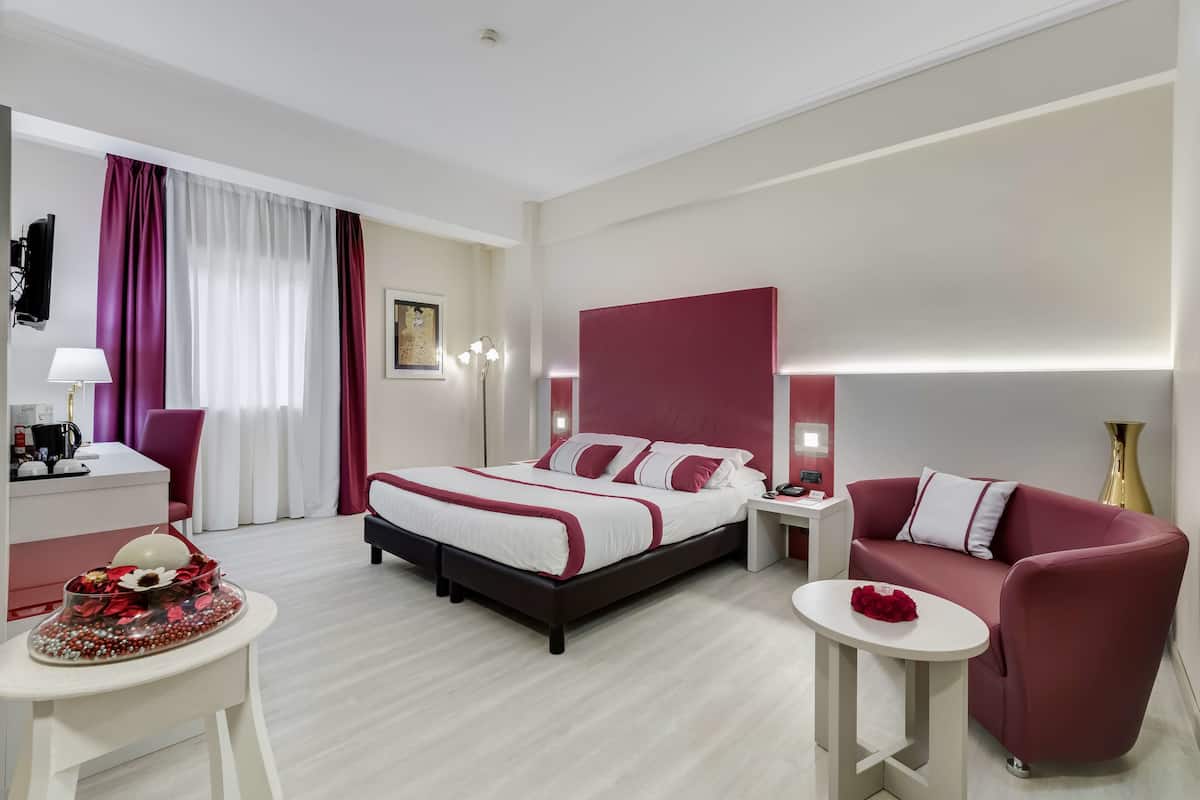 8 slaapkamers, een kluis op de kamer, een bureau