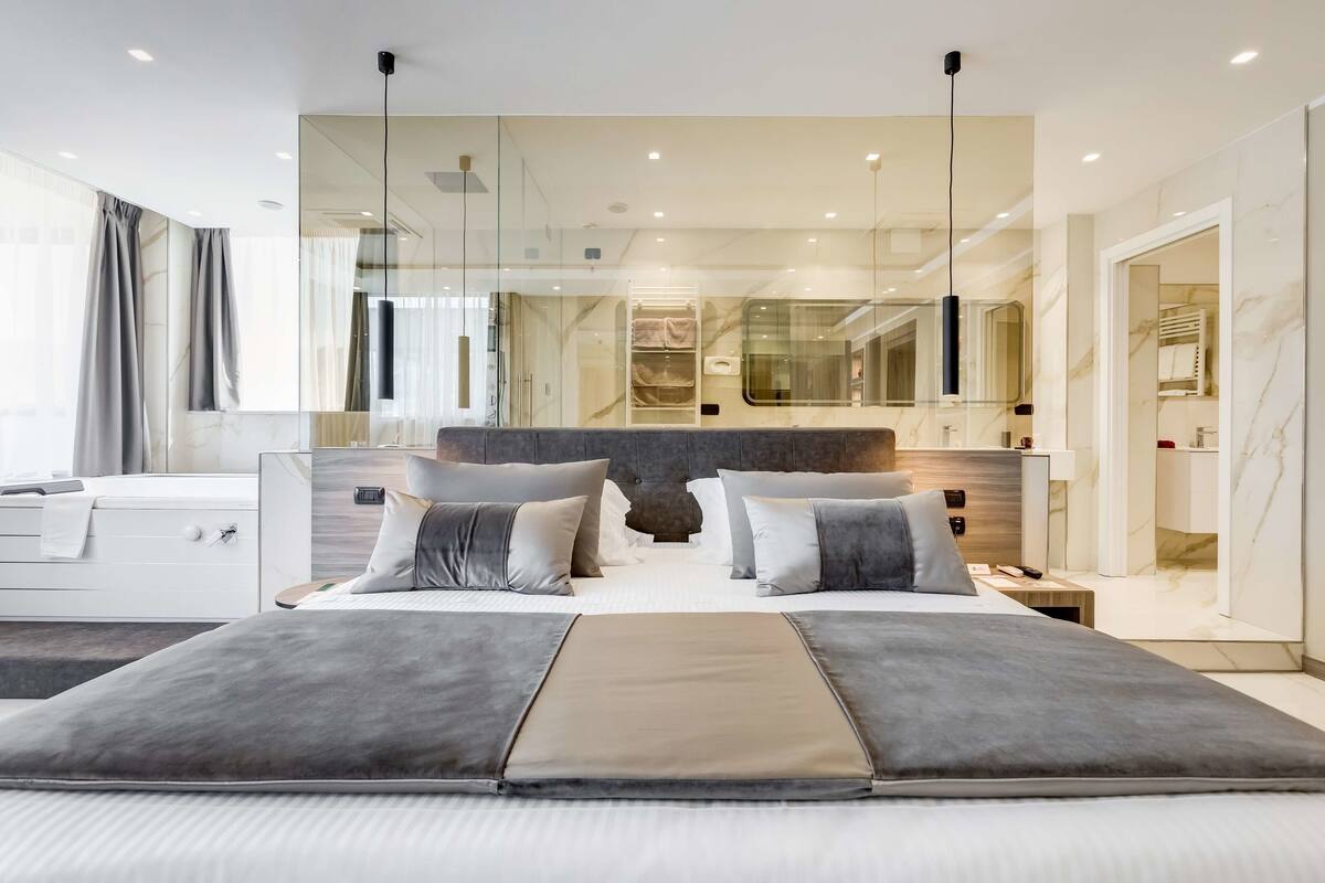 suite, 1 king bed, balcony (living room) | 8 bedrooms, in-room safe, desk, blackout curtains