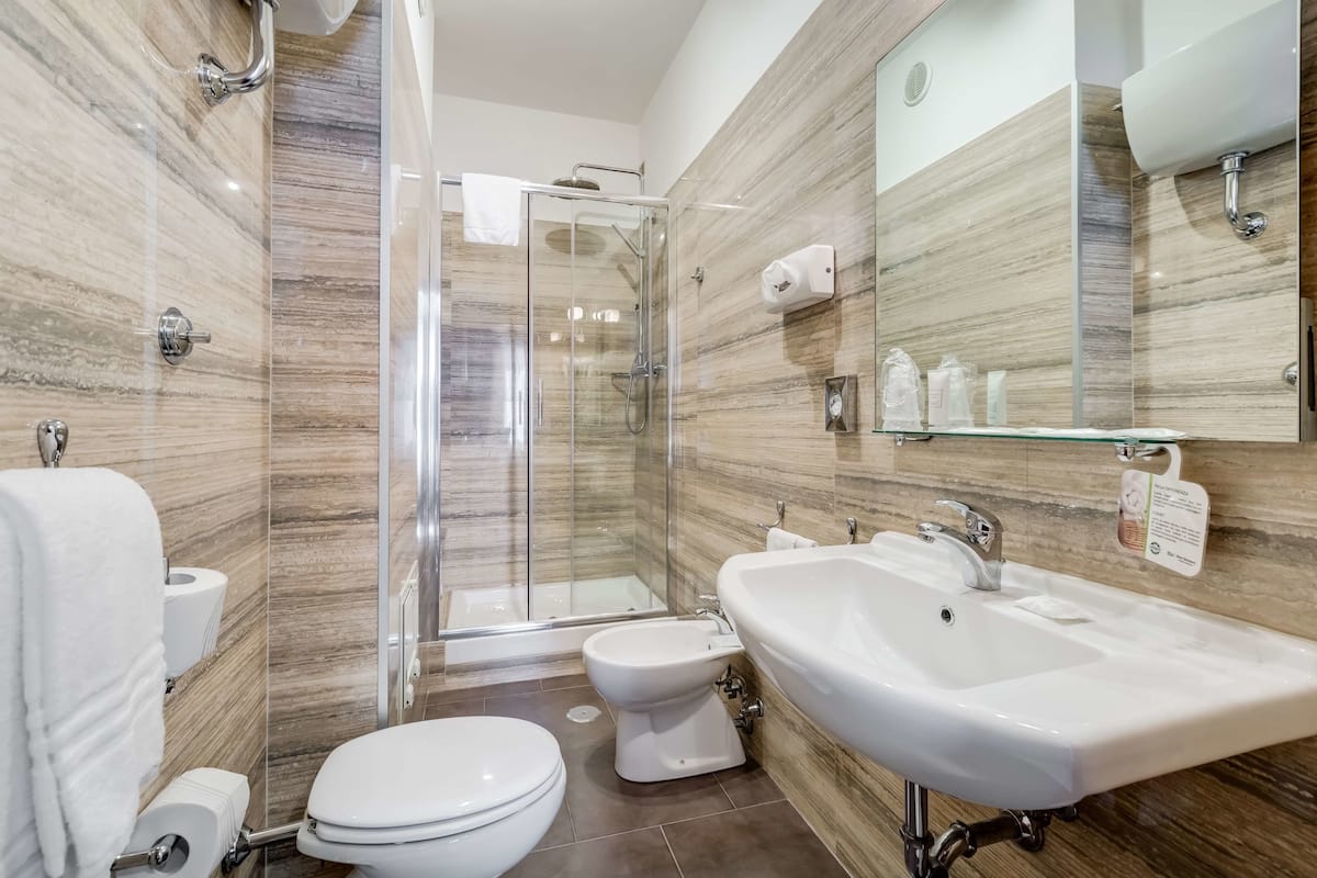 standard room, 1 single bed | bathroom | free toiletries, hair dryer, slippers, bidet