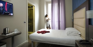 Habitación estándar doble de uso individual | Edredones de plumas, minibar, caja fuerte y escritorio