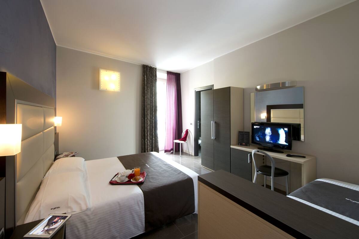 羽绒被、迷你吧、客房内保险箱、办公桌