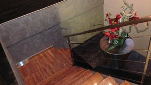 A staircase with a wooden finish and a glass railing. - Hotel Five (Milan)