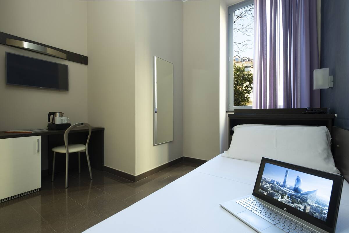 羽绒被、迷你吧、客房内保险箱、办公桌