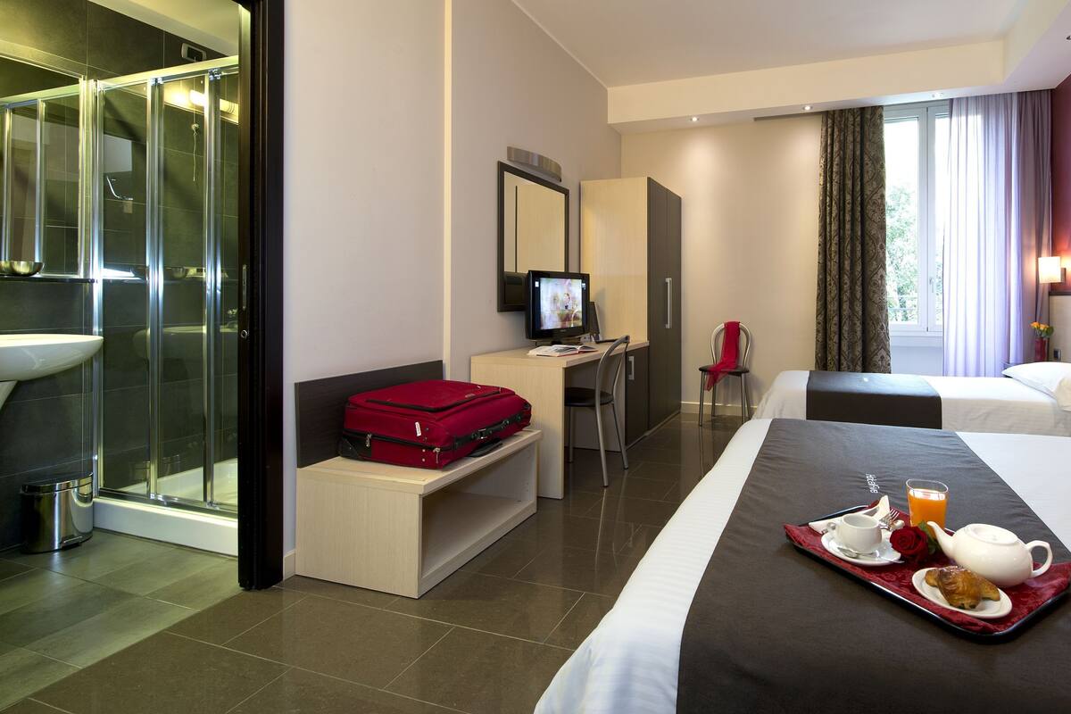 羽绒被、迷你吧、客房内保险箱、办公桌